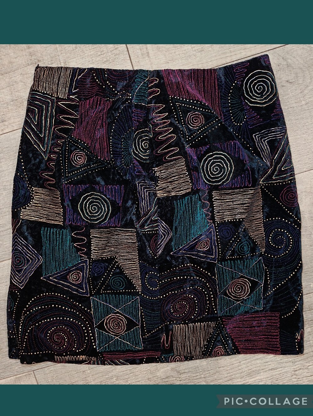 ✨ VINTAGE 90s OPTIONS MELROSE EMBROIDERED TEXTURED VELVET MINI SKIRT ✨